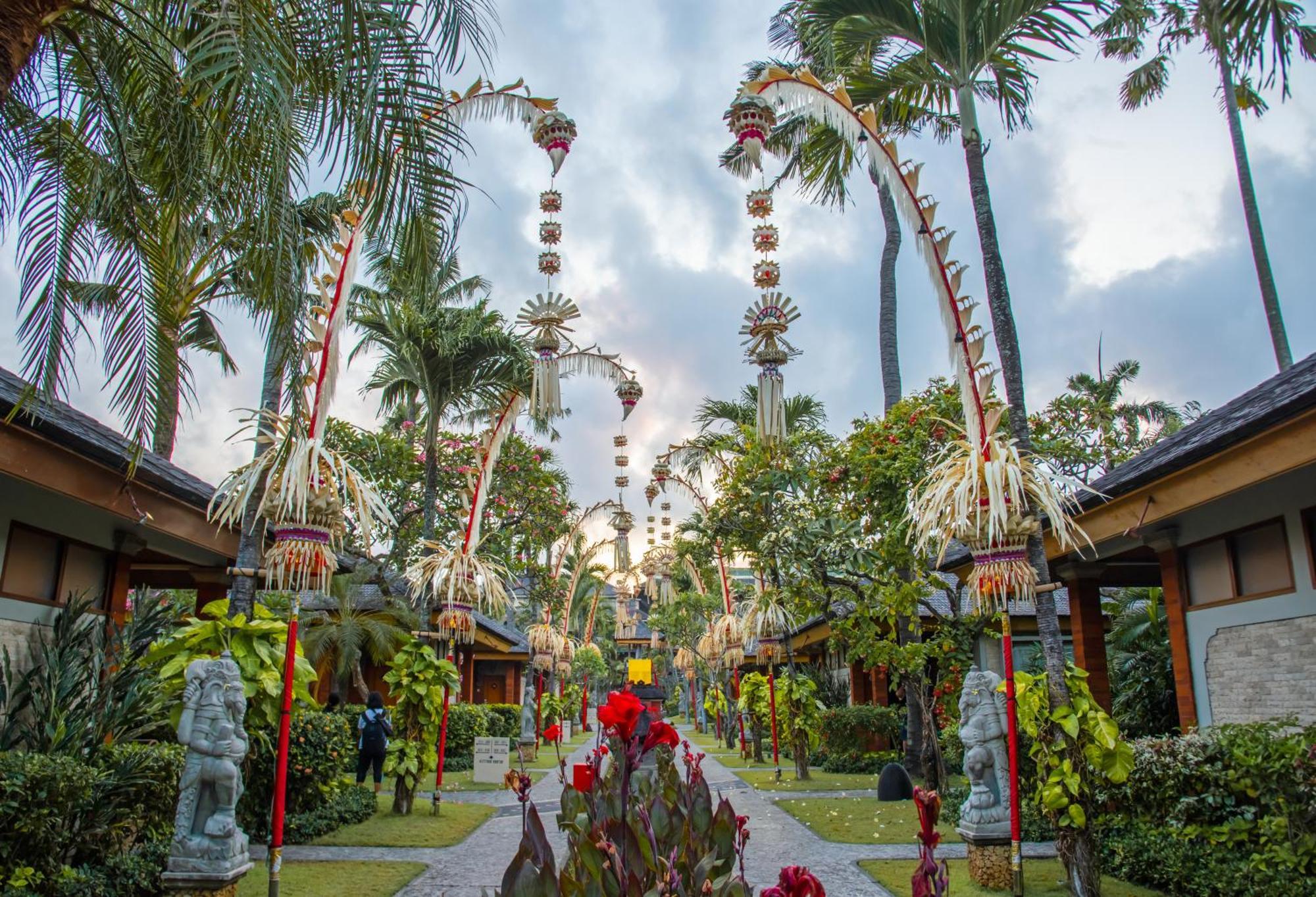 Bali Mandira Beach Resort&Spa Legian Esterno foto The resort's main entrance