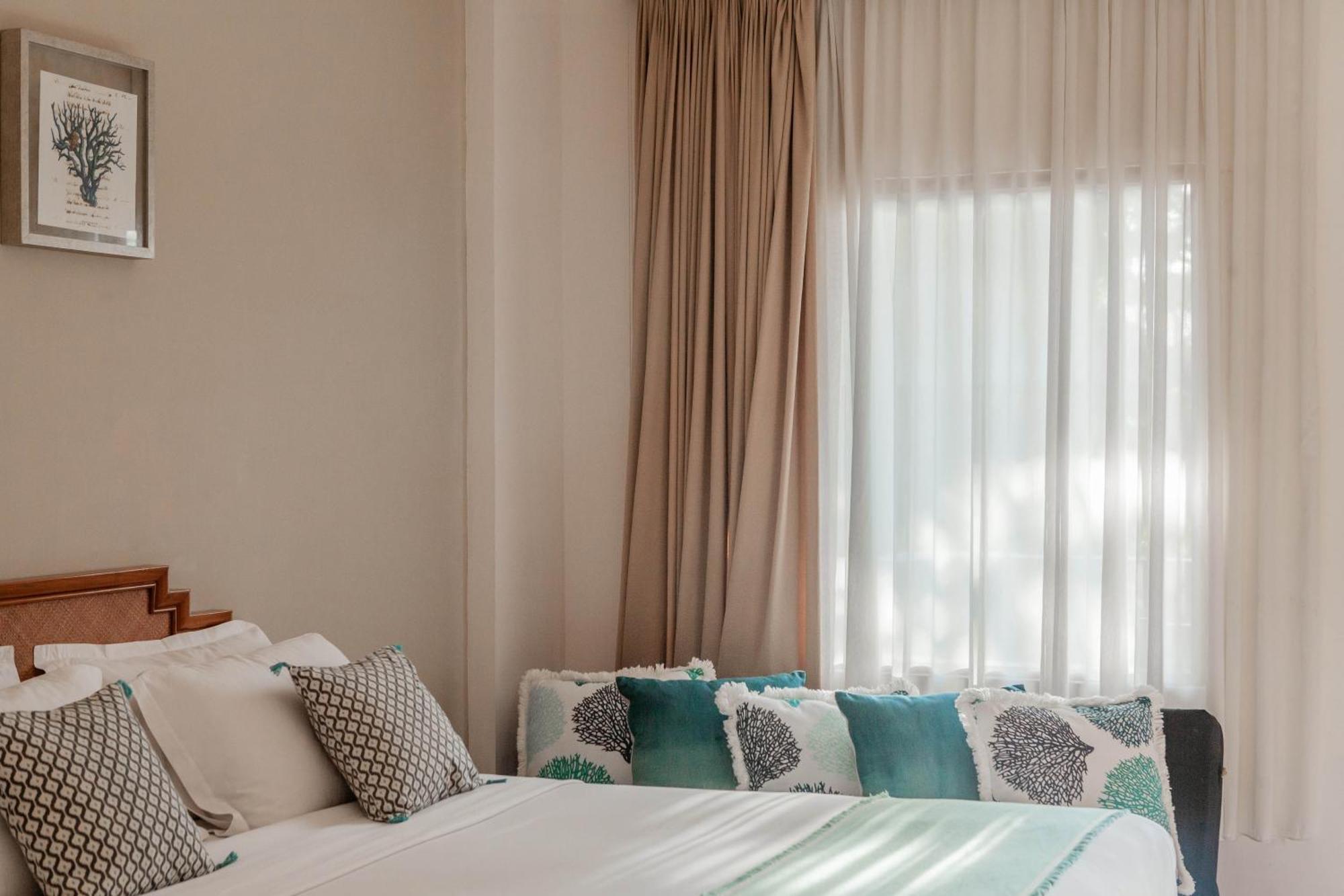 Bali Mandira Beach Resort&Spa Legian Esterno foto A bedroom at the hotel