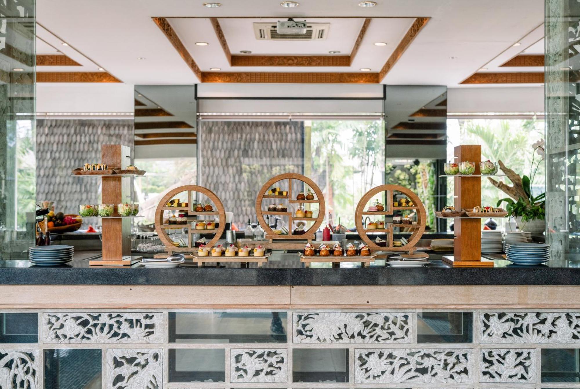 Bali Mandira Beach Resort&Spa Legian Esterno foto The buffet at the lobby