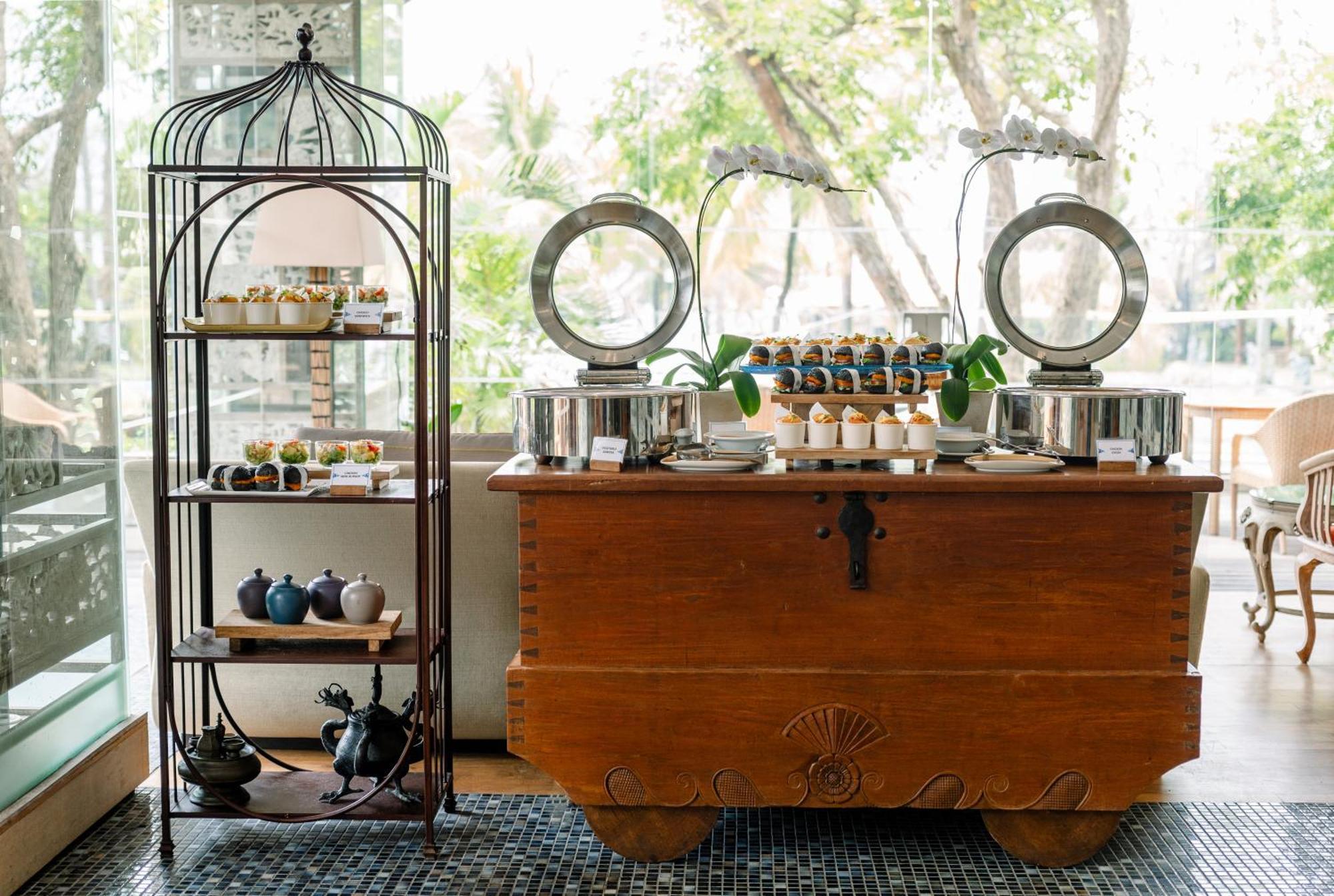 Bali Mandira Beach Resort&Spa Legian Esterno foto A chafing dish